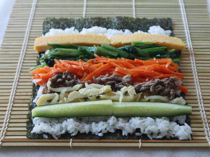 野菜がたっぷりの韓国風海苔巻き。韓国風海苔巻きキンパ