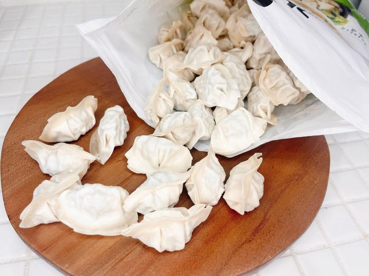 コストコ水餃子 @costco__1 さんの投稿をご紹介！👀﻿﻿﻿﻿ .﻿ □商品bibigo 水餃子 □価格 800g ¥958 ストアクーポン△200=¥758 □特徴 原産国：韓国 大人気のbibigoシリーズ □コード592048 コストコオンライン取扱なし