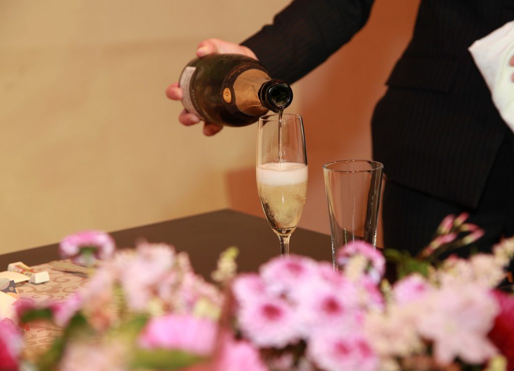 シャンパンで乾杯！心も体も高揚 泡・味・きらめき 一体となり - 日本経済新聞