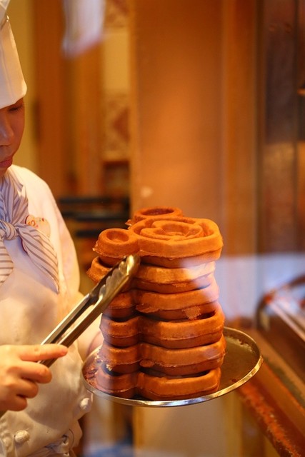 ディズニーストア 東京ディズニーリゾート店限定 くまのプーさんワッフルクッキー ハチミツ味とミルク味が入ってます プーさん達はかくれんぼに使っていますうるぽちゃちゃん ディズニーストア ショップディズニー 東京ディズニーリゾート店限定 プーさん くまのプー