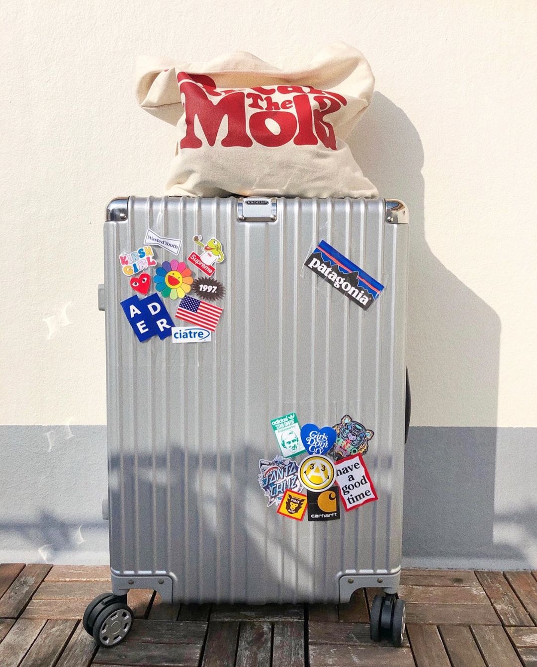 ステッカーの使い道にお悩みの方必見！誰でもマネできるおしゃれな貼り方や活用方法Suuuh スーウ