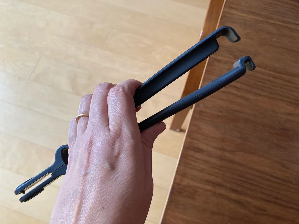 今日はCanDoレトルトしぼり＆カッター 🥰 税込110円これひとつでレトルト商品をお湯からとりだす、あける、しぼる、全てできてしまいます！とっても便利なので ぜひ使ってみて下さいね😳 参考になったらうれしいです！@benri_items