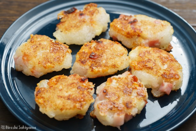 ベーコンチーズポテトサラダ , 子供も大好き！, .,材料 2人前, 北海道産クリームチーズ100g, 北海道産粉チーズ大さじ2 , じゃがいも 一口大 2個, ベーコン 7mm幅100g, 玉ねぎ 薄切り 1 2個, コーン 缶詰40g, オリーブオイル小さじ1, マヨネーズ大さじ4,