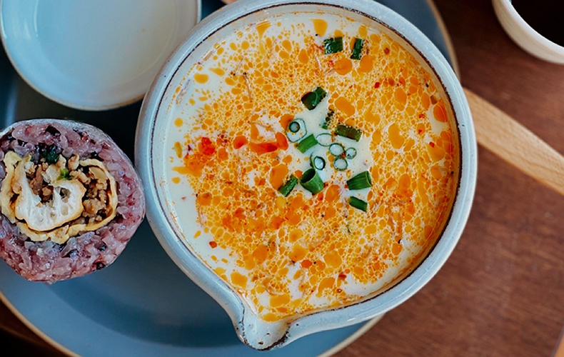 豆乳に「お酢」を注ぐだけでフワッフワ！ 台湾の朝食グルメ「鹹豆漿 シェントウジャン 」の作り方 - dressing ドレッシング