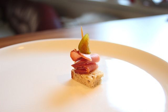 新装版 フランス料理の教科書 知っておきたいフレンチの基本と、前菜からメイン、スープまでの定番メニューを、豊富な手順写真で丁寧に解説 川上文代 著新星出版社