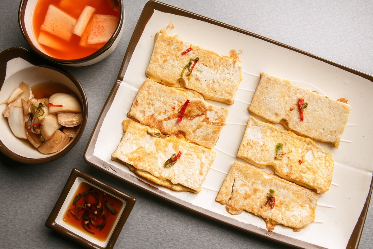 レシピあり▷▷▷スワイプニラ豚チーズの豆腐チヂミ 。 カリモチ♪卵不使用◎ お豆腐で作る大満足チヂミです✨混ぜるだけのピリ辛さっぱりダレがめっちゃ合います🤤無限ループ。 卵なしのお豆腐動員チヂミ。これが大正解！ヘルシーだし満足できるしもっちり感も