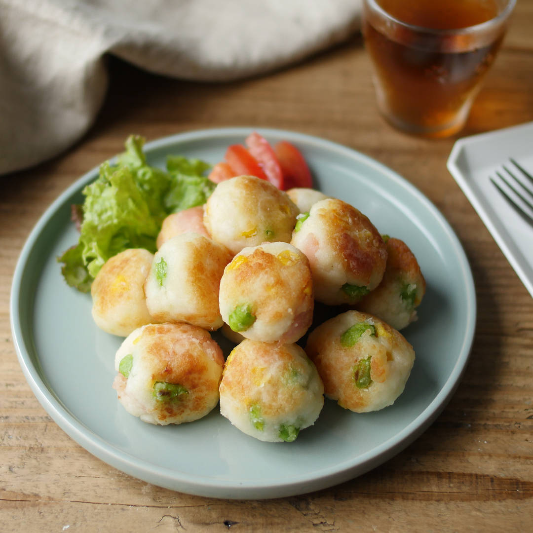 レシピはこちら🍳,枝豆おかか , ______________________,材料 , ・冷凍むき枝豆200g,・かつおぶしお好みで, ・白だし大さじ2,作り方 , ①耐熱容器に枝豆と白だしを入れてよく混ぜる。,②ふんわりラップをかけて電子レンジ 600W で2分加熱する。, ⁡, ③出てきた水分をキッチンペーパーで吸い取ったら、鰹節を混ぜて完成✨,