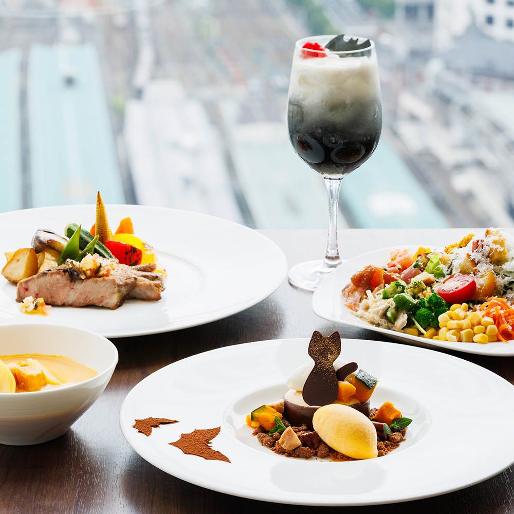 オードブルって？ オードブル フランス語: Hors-d'œuvreFr-hors とは、フルコースでスープの前に出される最初の料理を意味する。直訳するとフランス語で『番外の作品』即ち「メインではない料理」となる。食欲をそそることが目的であるため、量が少なく、塩分や酸味が