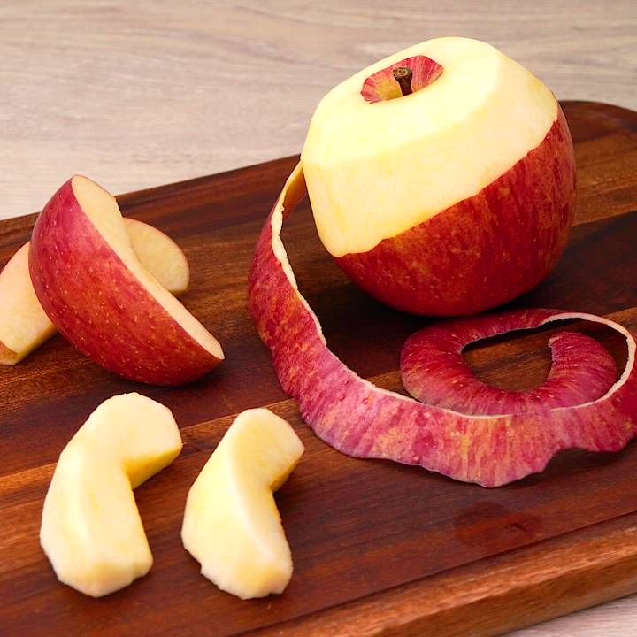 梨をおいしく食べるコツと保存法甘みは皮側が強いので「皮を薄くむく」1 1女性セブンプラス
