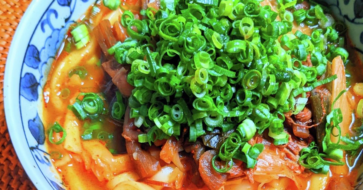 ariko shima miyajima昨日の残りのキムチ鍋にうどんを投入。冷凍の讃岐うどん がモチモチで最近すっかり虜に。具材も加えてスープも増量 キムチやめんつゆで味付け 卵もトッピング。卵がどこかに行かないように、ニラで縁取りして目印に。最高に胡麻油とひと回し