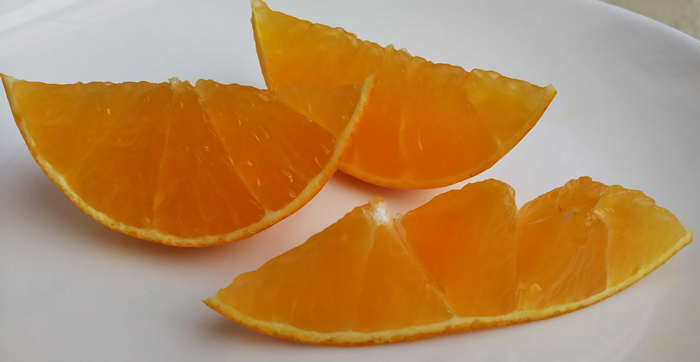 オレンジ！ここ切ってみて, よく出てくるオレンジのくし切り⁉︎, 妙に食べにくい時ないですか？, この白い部分を切るだけで,めっちゃ食べやすくなるよ, フルーツカッティングの先生をしているmanaです。, 食べやすい切り方をリールで投稿してます, 一緒に切ってみてね！,@mokuren_tea ,, レッスンスケジュール, 11 6