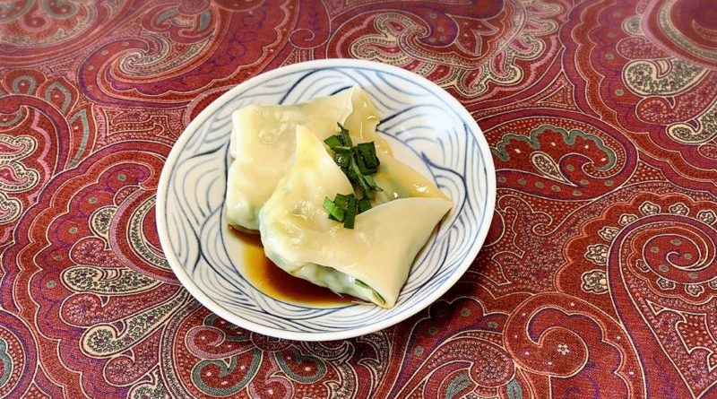 麻辣だれでいただく豚ニラ水餃子