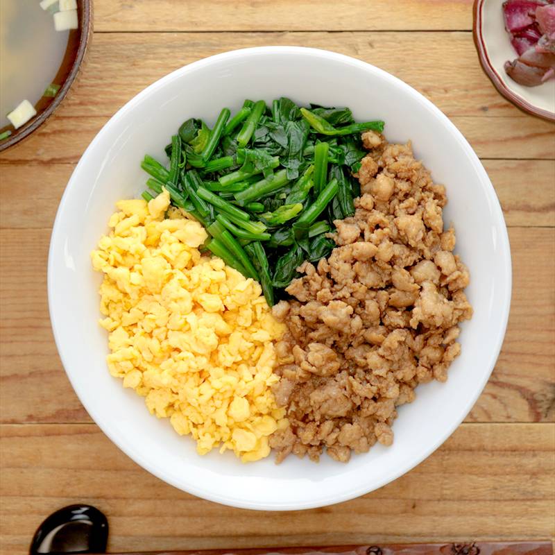 鶏そぼろと炒り卵と大根の葉っぱの三色丼 by まんまるまうちゃんクックパッド簡単おいしいみんなのレシピが392万品