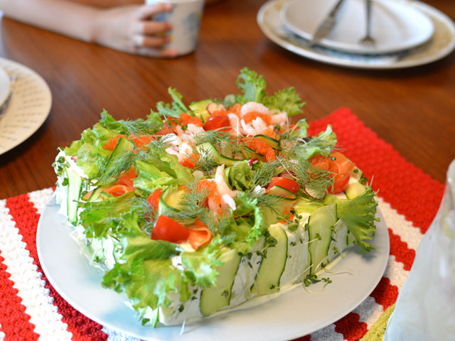 北欧の「スモーガストルタ」 甘い物が苦手な方でも食べられるサンドイッチケーキを作りました🍰サンドイッチ用のパンに、チーズ、ハム、たまご、人参のラぺ、海苔をサンドしました。 サンドイッチのまわりには、クリームチーズに牛乳を混ぜたものを塗って