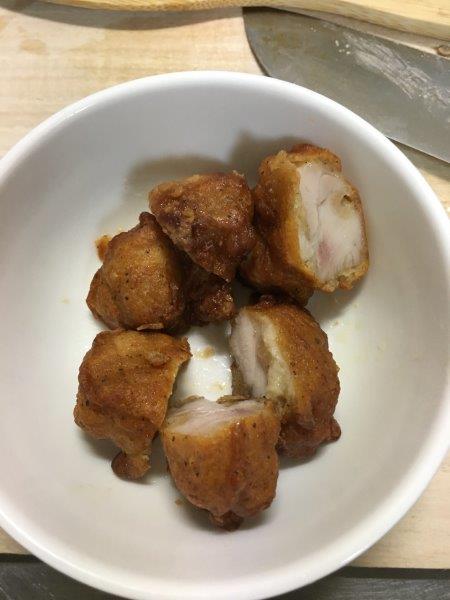 私とニチレイ🍽ニチレイ『特から®』のアレンジレシピ □レシピ 2人前1.『特から®』は耐熱皿にのせ、袋の表示に従って電子レンジで加熱する2.レタスは一口サイズに切っておく 3.玉ねぎ・パプリカは5mm角程度の粗みじんに、ゆで卵は粗く刻む 4.Aの材料をよく混ぜる