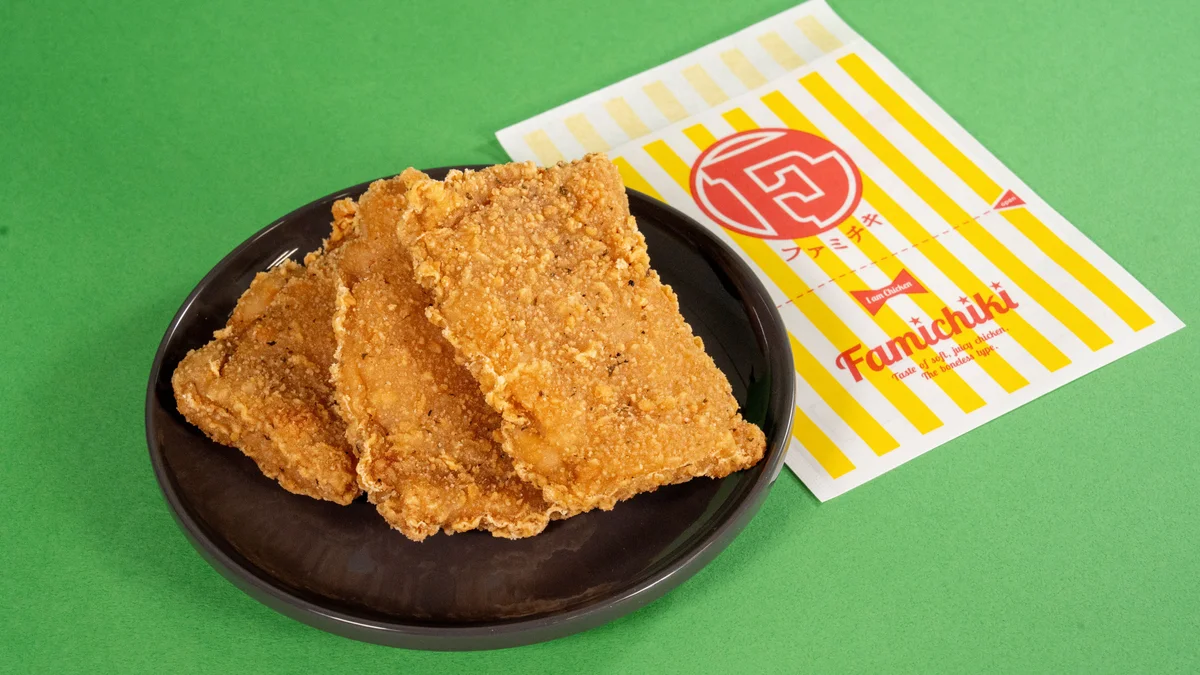 簡単レシピ 世界初！！炊飯器でファミチキチャーハン！材料お米：2合 ごま油：大さじ1 しょうゆ：大さじ2 鶏ガラ：小さじ2 ファミチキ：2個炊飯GO！！簡単レシピ炊飯器レシピチャーハンファミチキ