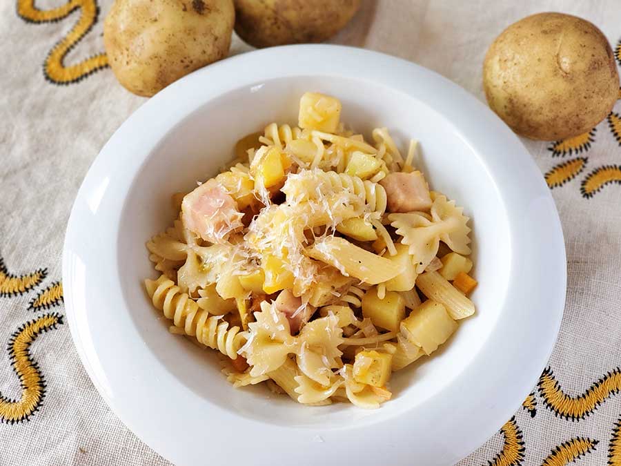 パスタ・エ・パターテナポリの冬の家庭料理らしい パンチェッタの香りでジャガイモとパスタを食う パスタは何種類かショートパスタをまぜたパスタ・ミスタで食感のバリエーションをつけます優しい味で、あったまる感じでよい！ 寒くなったらまた作りますパスタ