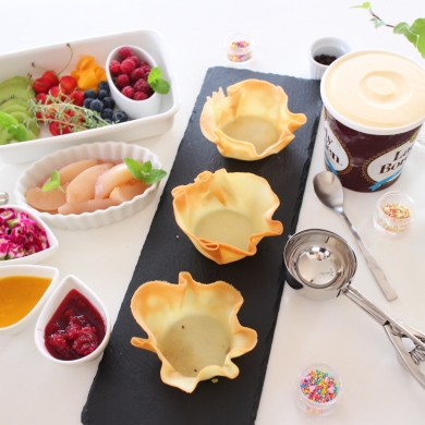 皿に盛り付けられたバニラアイスクリームの写真素材77484850- PIXTA