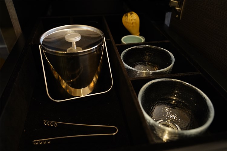 メズム東京こだわりのアメニティ、それは日本文化の一つ「お抹茶」。ホテルの客室で楽しむこの特別な時間は、ゲストの皆さまの五感を刺激し歴史紐解くひととき。客室で茶筅を使って点てる抹茶は、石臼でじっくり挽かれた濃厚でまろやかな旨みと美しい緑色が際立ちます。水