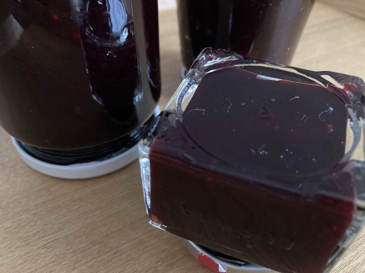 友達のご近所さんのお家でブラックベリーをたくさん収穫させていただいた。 早速ジャム作り。 ネットで作り方を探す。 種を取るレシピはスルー。 もちろん種ごと作る楽な方に飛びついた。おいしくなーれ、おいしくなーれ💓