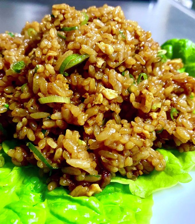 尾道に来たならぜひ食べてほしい！, ガツンとと醤油味の尾道ラーメンと, リピーター続出の黒い焼き飯が名物🔥,ご家族や友人と一緒にぜひご来店ください☺️, ▶︎▶︎ @shoya_hanten をフォロー！,_______________________________________, ■しょうや飯店, 📍住所, 尾道市土堂1丁目11-2,⏰営業時間, 11：00～21：00 不定休,