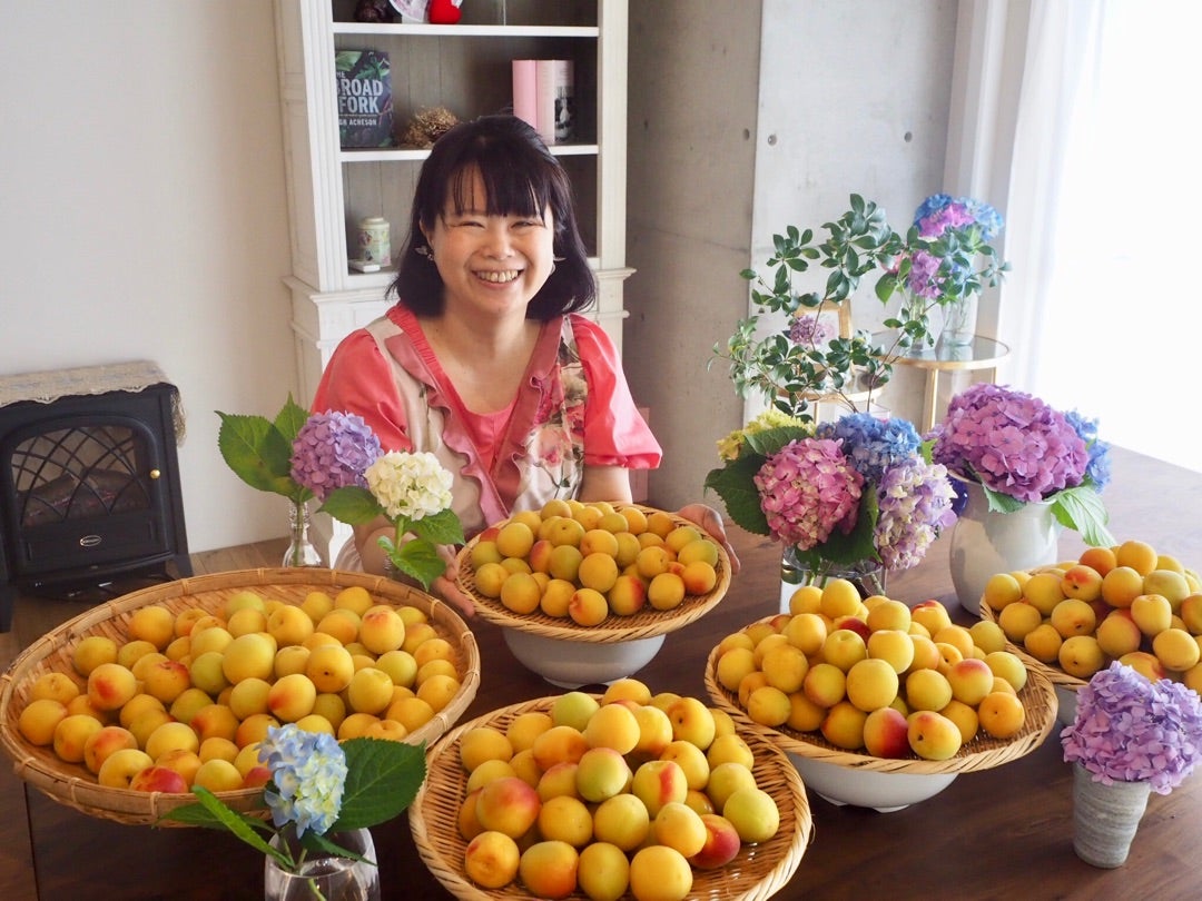 今週の水曜レシピ栗原はるみ「梅干しと青じそのチャーハン」 梅干しや昆布のおにぎりから発想したチャーハンは、 冷蔵庫にあるもので作れるので、知っておくと便利な一品。 チャーハンをおにぎりのように のりで巻くとさらにおいしい✨ お酒を飲んだときの締めにも