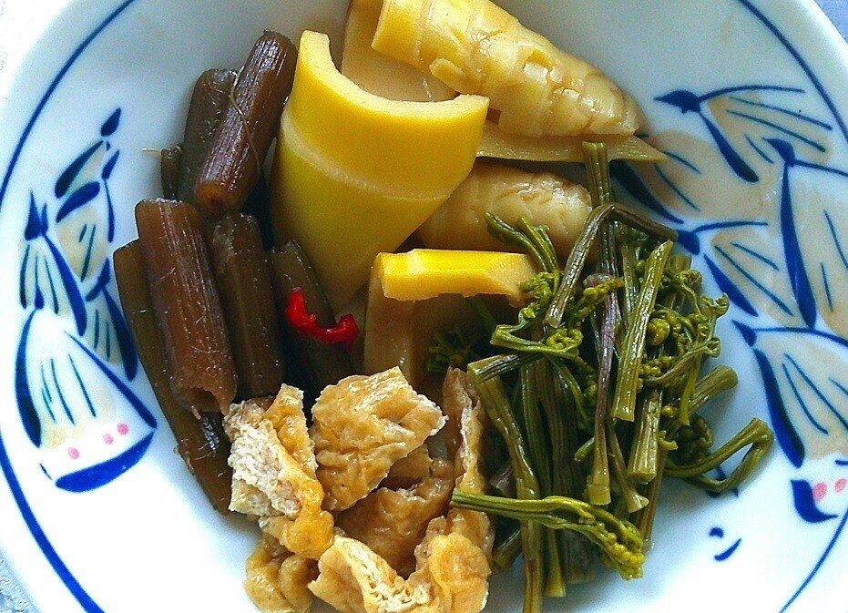 4月の旬食材「蕨 わらび 」を使った炊き込みご飯をご紹介します。 春の訪れを告げる山菜の代表格、わらびを炊き込みご飯にしていただきます。和ゑ鶴のだしパックを粉末のまま使うことで出汁の深い旨味を加えて、さらに油揚げでコクをプラス。 シンプルな材料で炊き