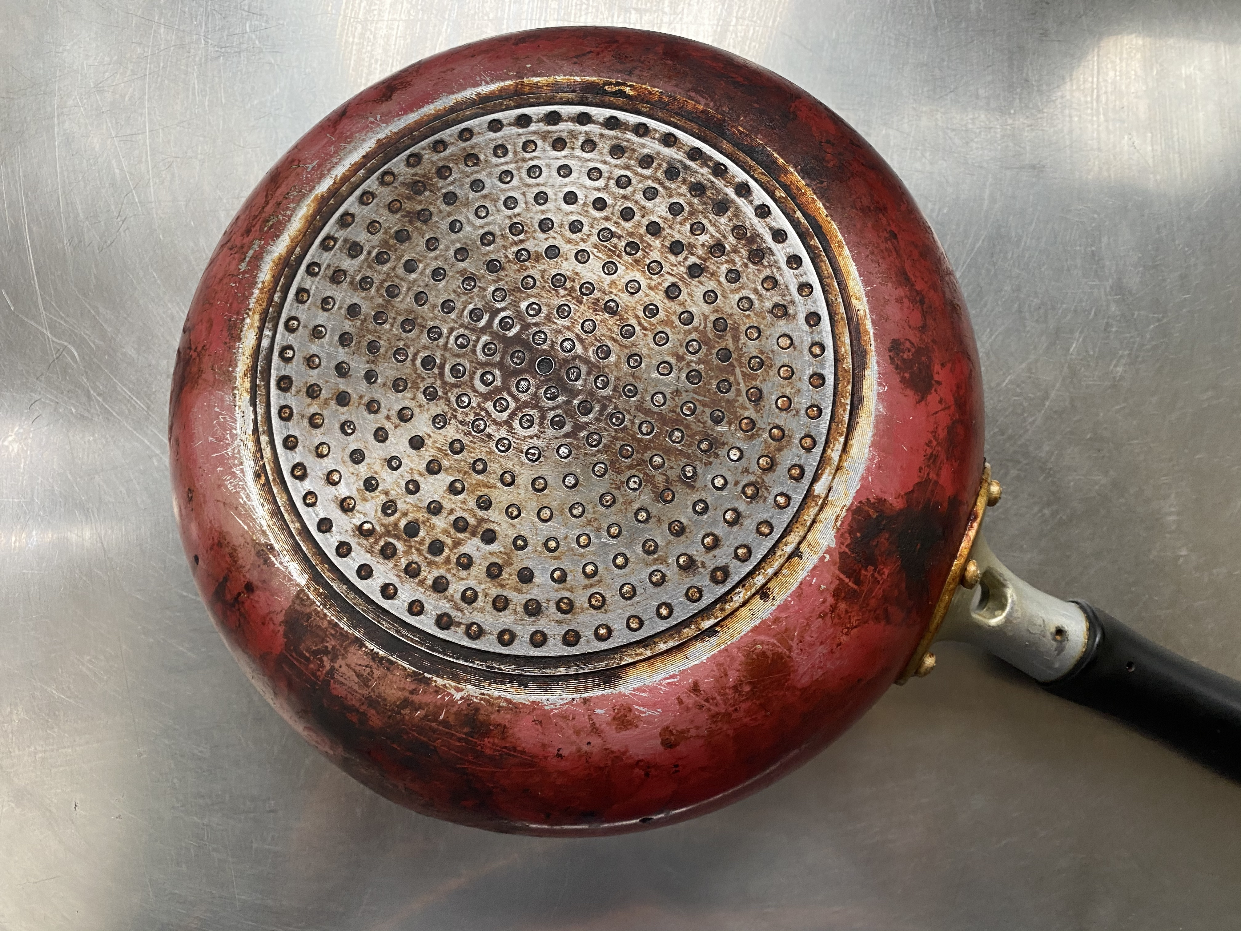 超簡単 塩×重曹×酢でフライパンの焦げ落とし 掃除Shorts - YouTube