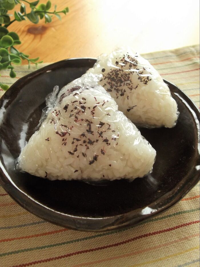 イラストみたいにきれい！三角おにぎりを握るコツ 管理栄養士監修トモニテ