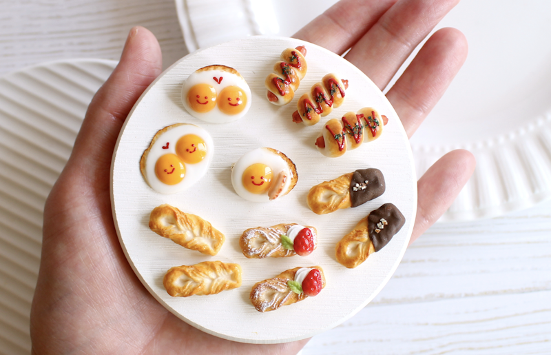 8 20 創刊！ 樹脂粘土でつくる ディズニーミニチュアフード✨ディズニー好きさん必見✨ おうちで楽しむ「ミニチュアフード作り」🍰🎨必要な材料や道具、そして作り方のマガジンが 毎号セットで届くから、届いたその日からすぐに始められます💛 📦 セット内容