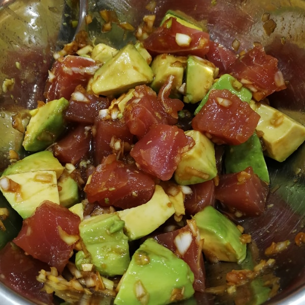 マグロとアボカドのポキ丼 レシピ・作り方 by よっちごはん - 楽天レシピ