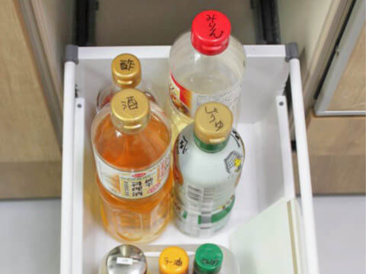 100均 ダイソーのボトルで液体調味料をおしゃれに収納！使い勝手口コミレビュー - がさつ女子の整える暮らし