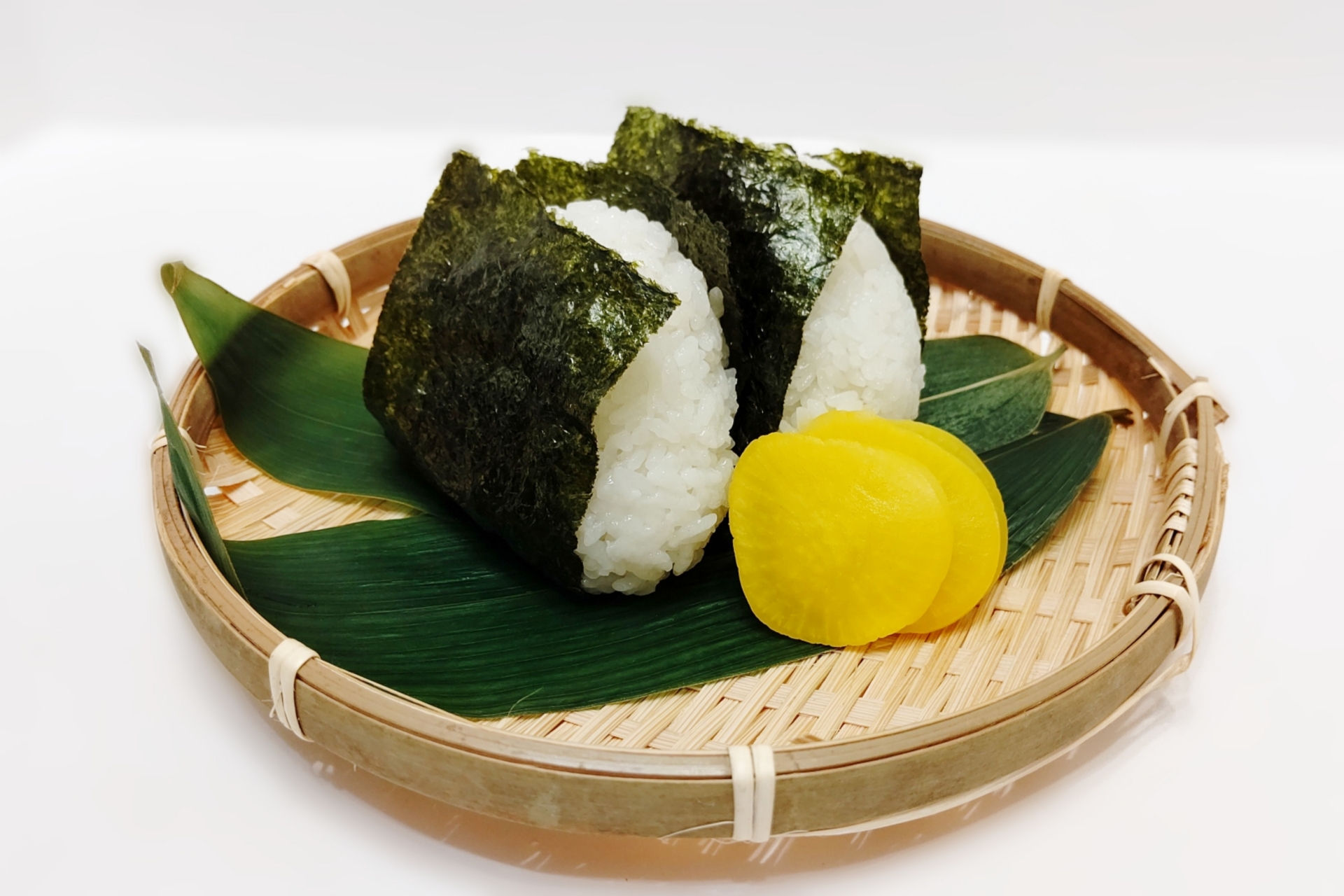 おにぎりはもともと「戦 いくさ 」の食べ物です🍙 そういう背景を英語で教えてあげたら喜んでくれると思います！😄 🎧リスニング強化「ネイティブの英語耳」🎧Versantのビジネス開発をした大学教員や学術的後見をした言語学者のチームが開発したネイティブの「語源感覚