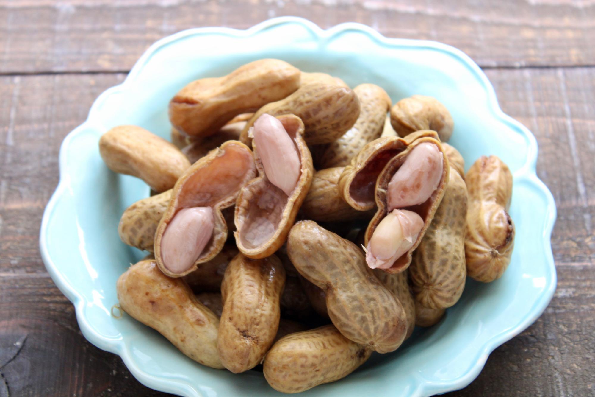 生落花生の茹で方🥜1.洗った落花生を殻のままお鍋に入れて、ひたひたより少し多めの水、水に対して3〜4%の塩を入れる 水1リットルなら大さじ2 。2.火にかけて20〜30分茹でたら火を止めて味見。そのまま少し置いておくと塩分がしみます。農家さんの省エネ技
