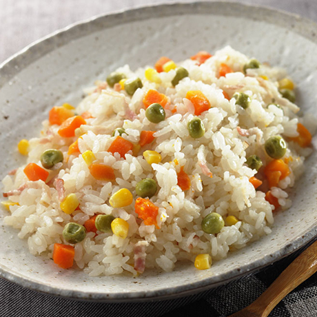 炊飯器にトマト🍅ぽん！ 材料を入れてあとは炊飯器にお任せしましょう🌟 忙しい時にパパッとできちゃうレシピです👍 □材料 ・米 2合・鶏ガラスープの素 小さじ2 ・塩胡椒 少々 ・鶏モモ肉 1枚 ・ベジタブルミックス 100g ・バター 小さじ1 ・スライスチーズ 2枚