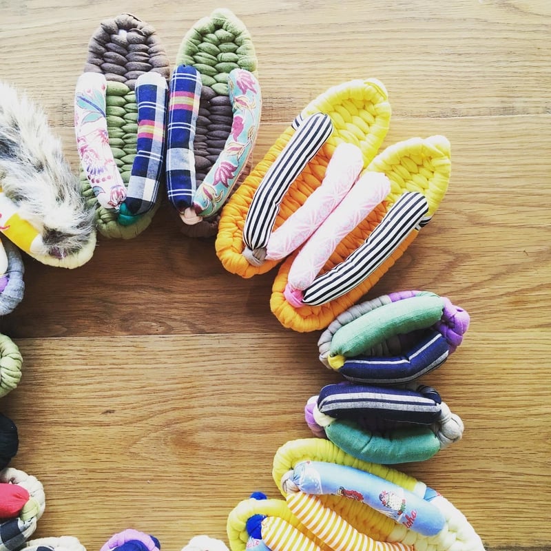 布ぞうり概要欄の最新情報も見て！ 昔ながらのデザインも布で作ると新鮮＆おしゃれに！実はバッグの持ち手にも使える！ねじり鼻緒の作り方〜実演付きで徹底解説！ 手作りバッグ