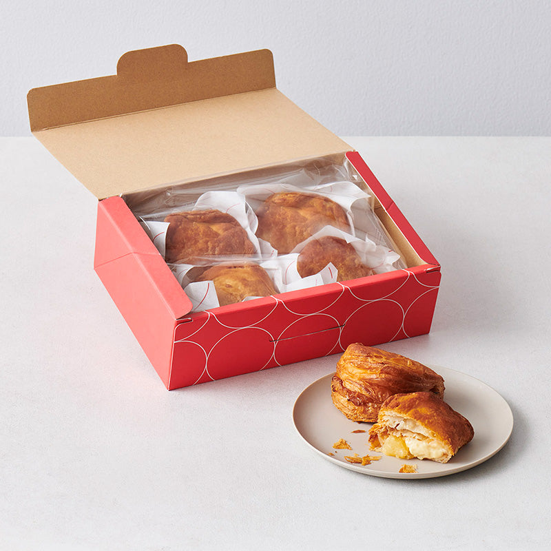 おやつ〜❗️ ドトールコーヒー『りんごのカスタードパイ』 カスタードクリーム入りのパイ生地にりんごのシロップ漬けをトッピング🍎 アップルパイとはちょっと違った感じということでドトール納めが出来ました。 今年はDVCデビューイヤーだったので来年は更にお世話に