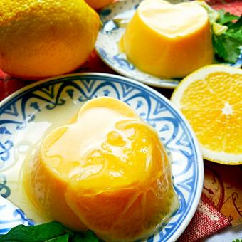 すりおろした柑橘類オレンジ、レモンの皮とおろし金。の写真素材・画像素材 Image 45506598