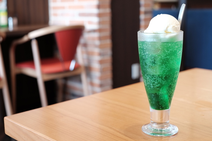 Amazon.co.jp: ２枚セット 昭和レトロ百貨店 クリームソーダ 純喫茶 グミ 昭和の味ベニヤ 看板 ポスター レトロ レトロ 店舗看板ブリキ看板 壁の装飾 看板 メタル プレート アメリカン : 文房具・オフィス用品