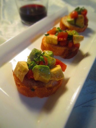 もう一品ほしい！そんな時わさびが隠し味、アボカドモッツァレラ🥑✨はいかがですか☺️？ □材料 アボカド 1個 モッツァレラチーズ 6個 醤油小さじ2 白だし小さじ1 鰹節 少々 わさび チューブ2cmくらい □作り方 ①アボカドを一口大に切る。 ②アボカド、モッツァレラ