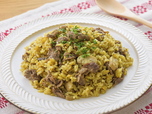 牛ひき肉とニンジンのカレーピラフいい味、いい笑顔 コーミ株式会社