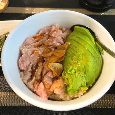 わずか1分で完成！スピードねぎとろユッケ丼①ねぎとろに醤油、ごま油、コチュジャン、砂糖、うまみ調味料、にんにく、しょうがを混ぜ合わせる②白ご飯にきざみねぎ、①、卵黄、白ごま、糸唐辛子を乗せれば完成 お腹が空いたと思った瞬間に食べられる究極のスピード飯