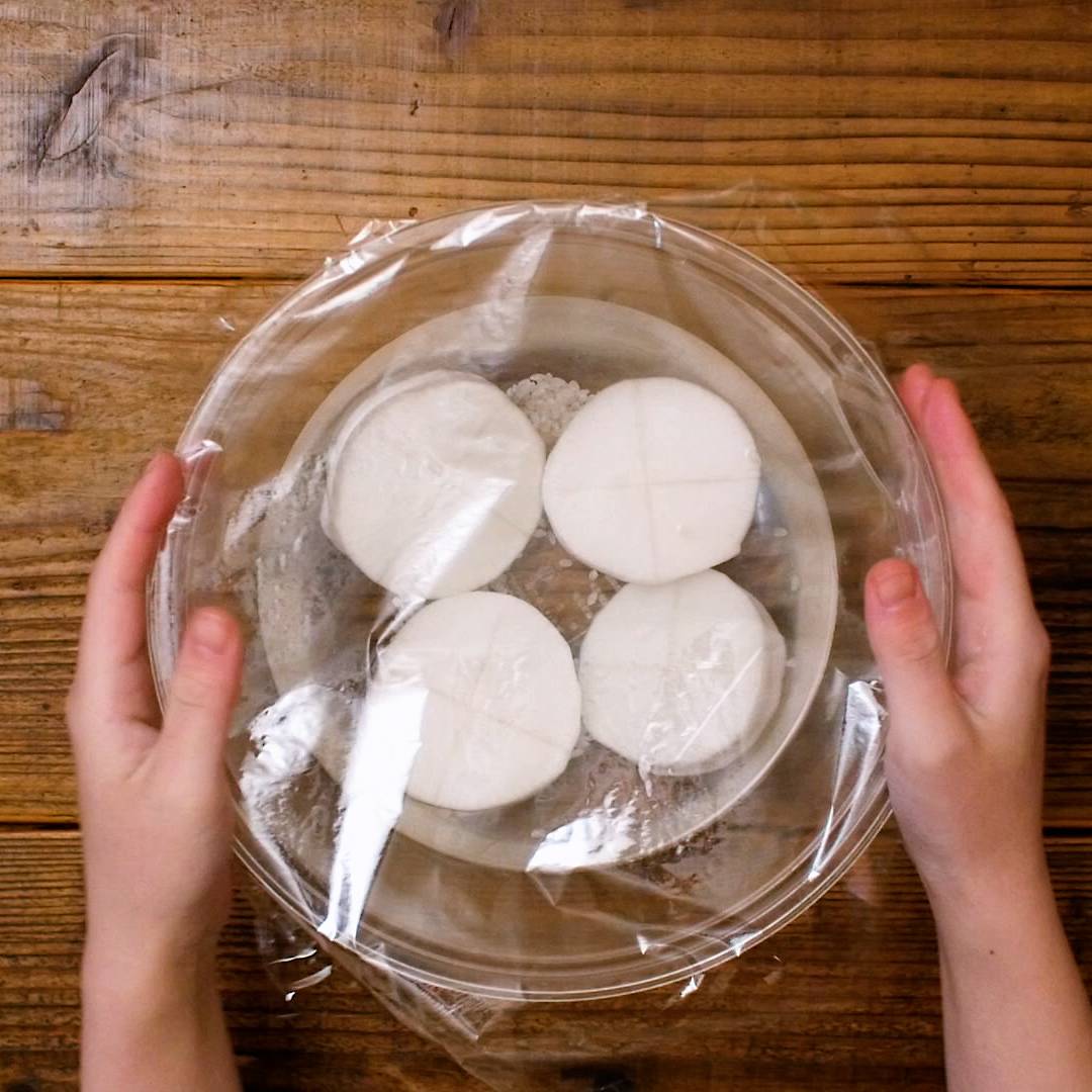 夕飯献立＊おでん ＊ポエムのおひたし ＊レンジで作る失敗無しのかぼちゃの甘煮 ＊ごはん＆なすのお味噌汁 いつだか？すぎるお夕飯 おでんの味付け変えたらなんだかいまいちだったかぼちゃの甘煮のレシピおいておきます♡材料4人分調理時間：15分