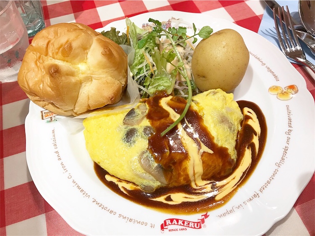 ハーブソーセージとトマト、コンテチーズのふわふわオムレツ バジル風味レシピティファール公式サイト