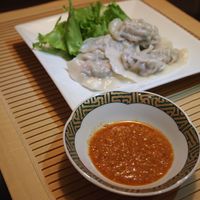 水餃子で『ニラまみれ水餃子』 ①ニラ 30gを1cm幅のみじん切りにする ②酢小さじ2、しょう油と鶏ガラスープの素各小さじ1を合わせてタレを作る ③タレ にニラを加えよく混ぜる ④水餃子をザルに入れ水に通す ⑤ラップをかけ 600Ｗで2分半レンチンする ⑥水餃子にニラダレを