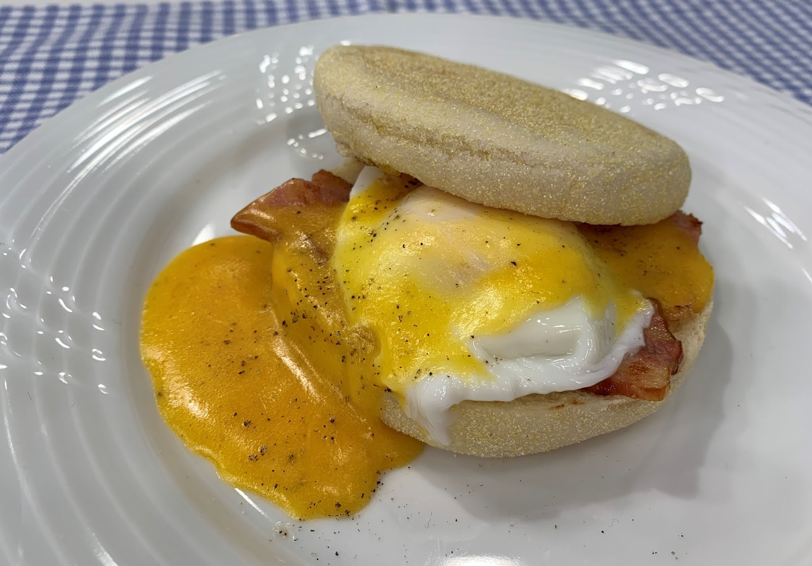 「スモークサーモンでエッグベネディクト」レシピ 坂田阿希子さん