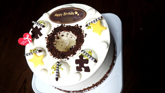 Amazon.co.jp: 生クリーム シフォンケーキほんのり メープル の香り５号 お誕生日 お祝い 記念日に 誕生日 ケーキ ホールデコレーションケーキ プレゼント ギフト お祝い いちご ショートケーキ 菓子 人気 母の日 スイーツ 御菓子 お菓子 食べ物 ギフト グルメ 父