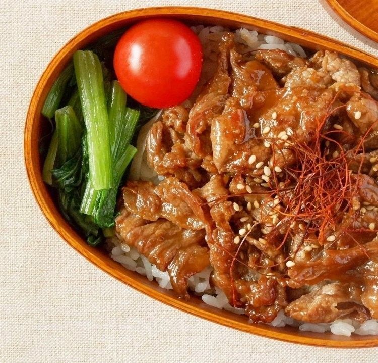 彩りよく！ プロが教える焼肉弁当を盛り付けるポイントファンファン福岡