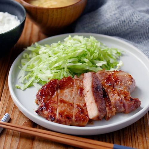 ☆うらら☆ お弁当こんにちは☺︎ 今日はポークケチャップ弁当です🐖 豚ロース厚切り肉で作りました👩🏻‍🍳 豚こま肉でも美味しく作れるよ♡味付けはｹﾁｬﾂﾌﾟ・ｿｰｽ・醤油 仕上げにバターね👍Instagram