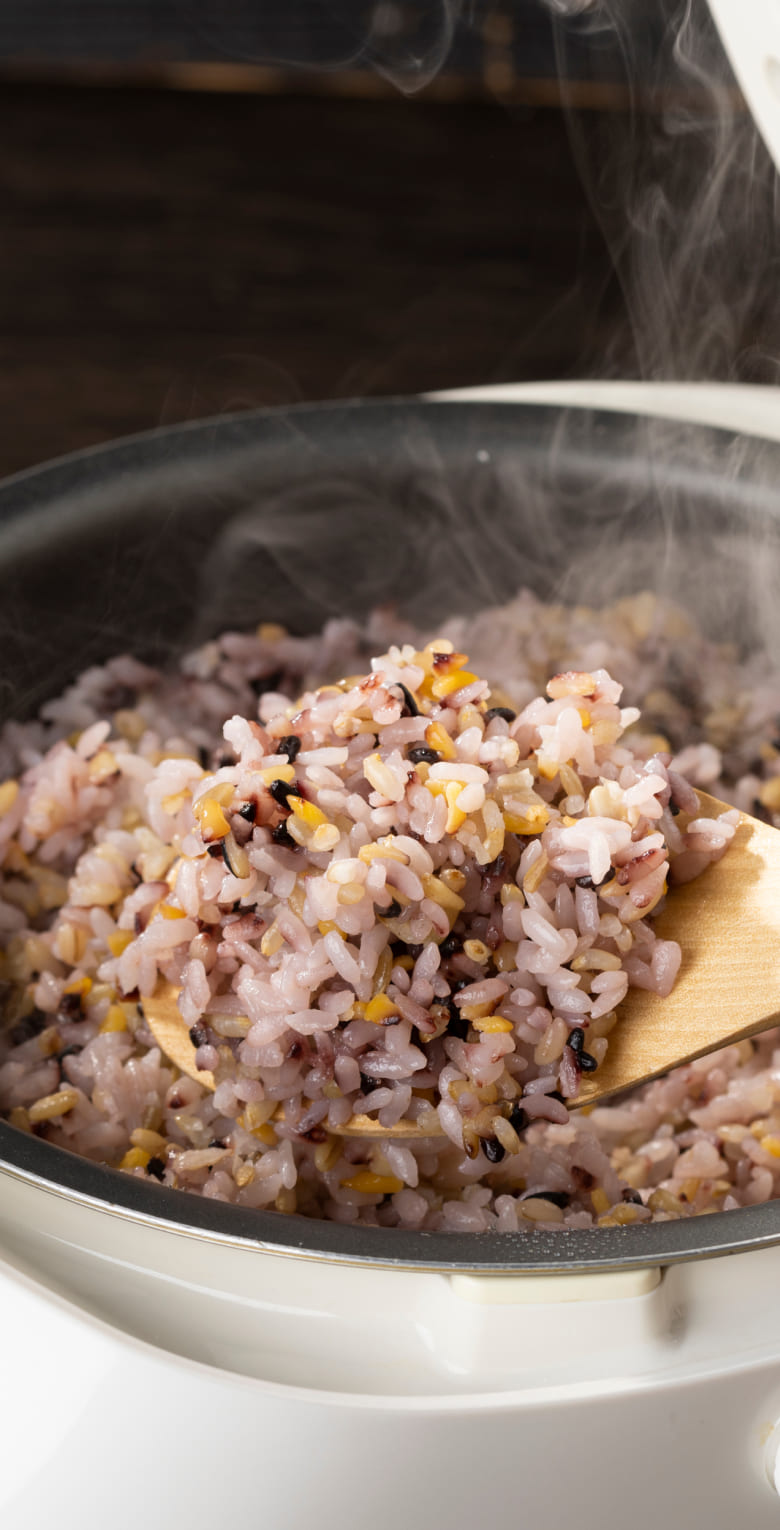 バクくんの穀物講座 今回は、炊飯した麦ごはんや雑穀ごはんの冷凍保存方法についてご紹介 麦ごはんや雑穀ごはんも、白米と同じように冷凍保存できることを知っていましたか？冷凍保存することで、作り置きすることができ、時短やご飯以外のレシピにも活用できるので